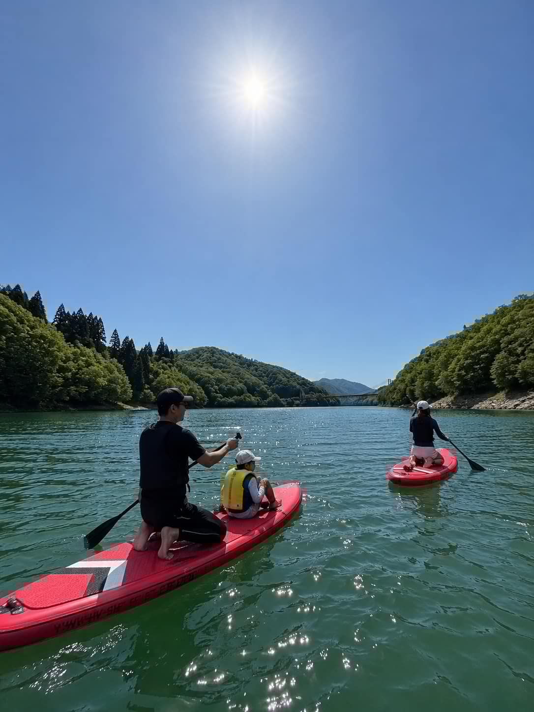 九頭竜湖でSUPを楽しむ家族