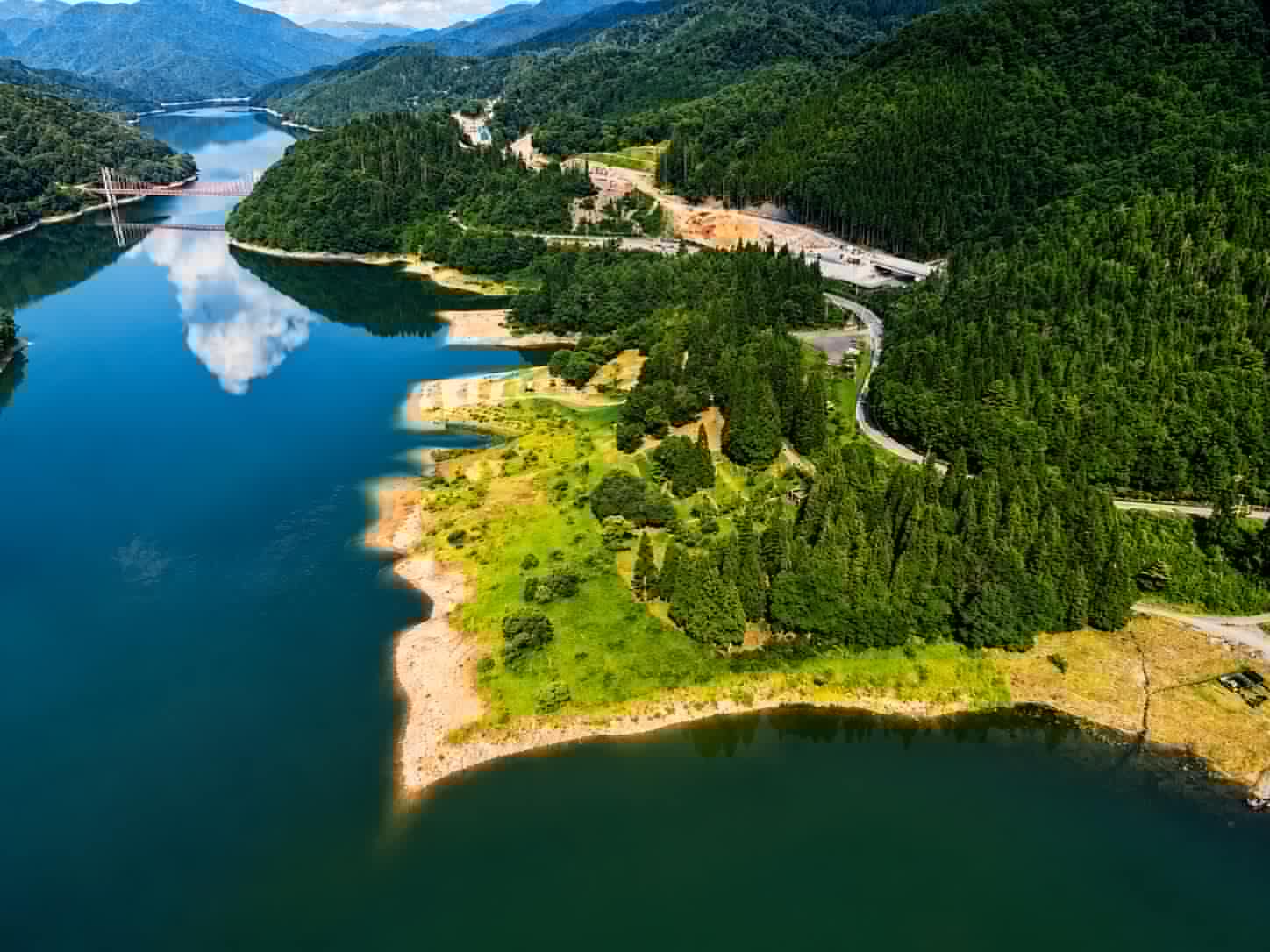 山々に囲まれた九頭竜湖の空撮風景