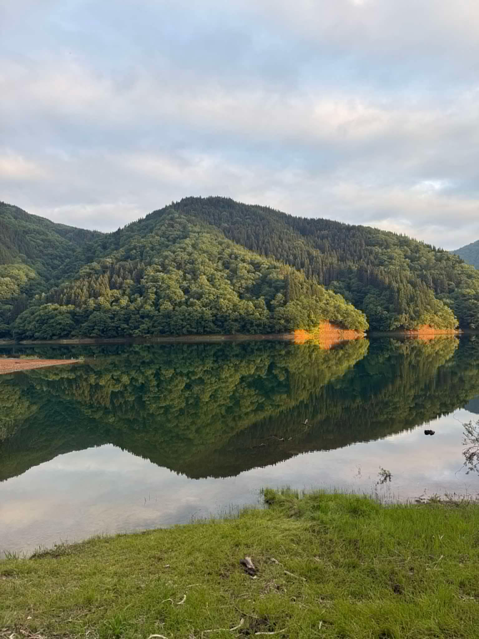 静かな湖面に映る九頭竜の山々