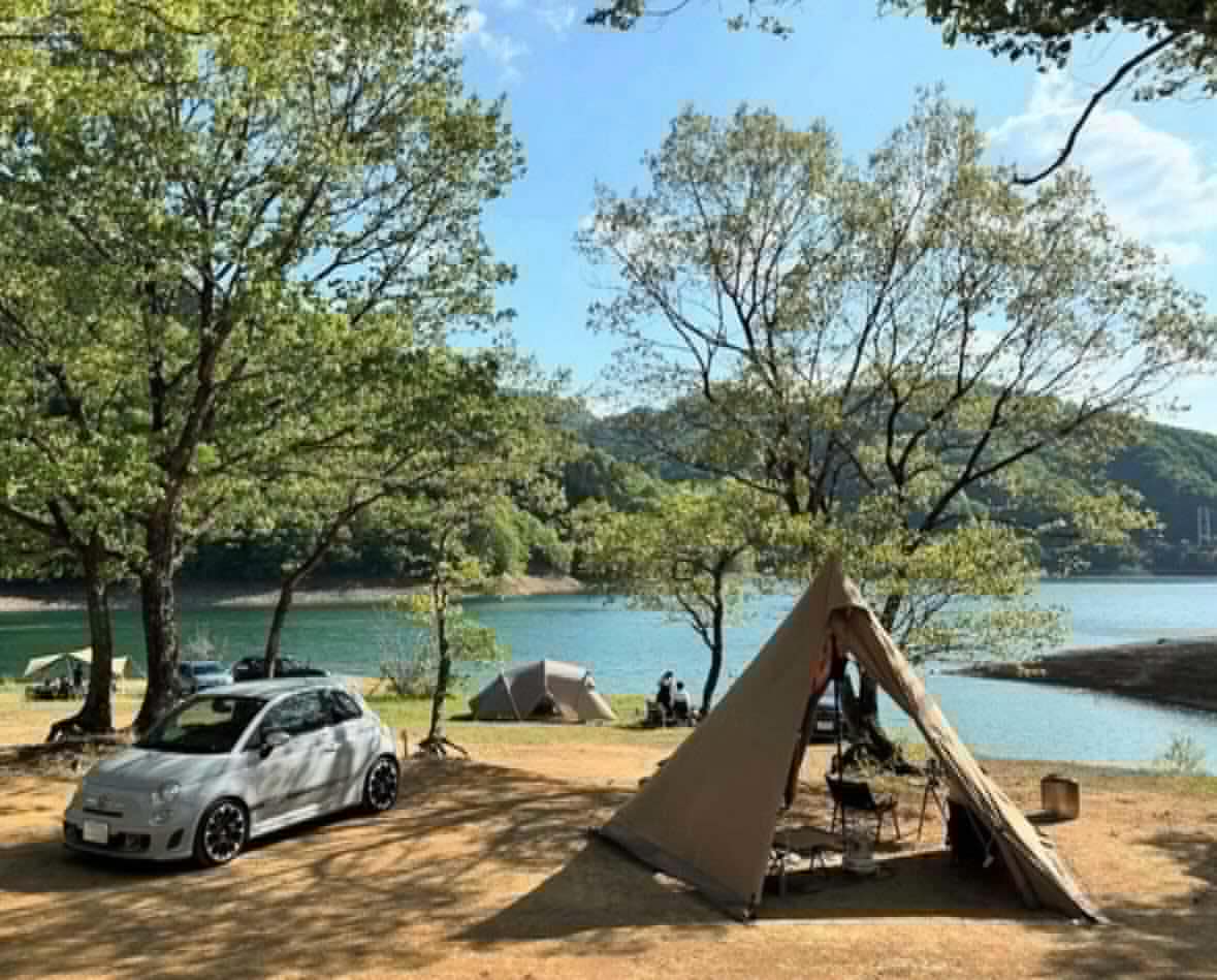 九頭竜湖畔のテントと自動車