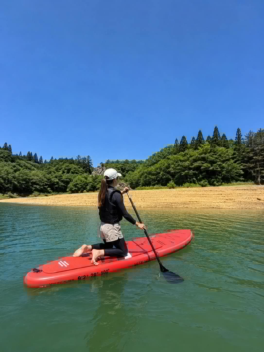 九頭竜湖でSUPを楽しむ女性